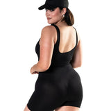 Mono de cuello cuadrado